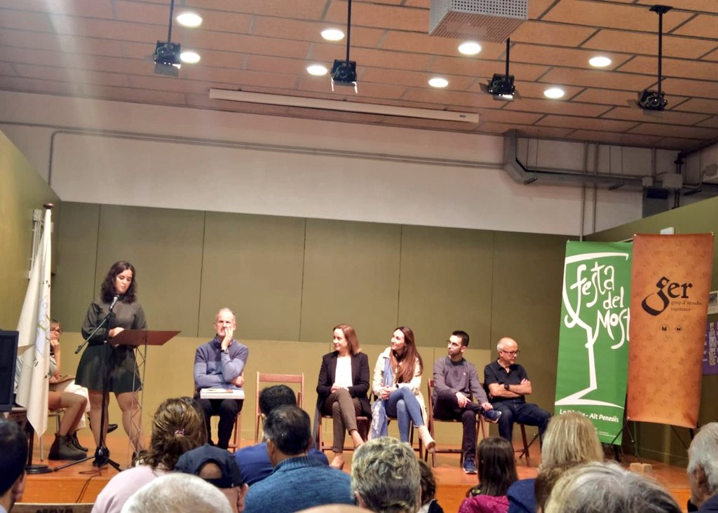 Avui he canviat la bata per la literatura, els articles per les obres literàries. Gràcies per convidar-me a l'acte d'avui, ha estat molt especial #FestadelMost #LaRàpita #DonaiCiència