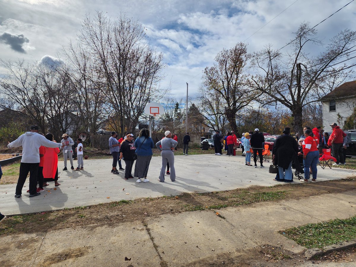 JArienzo's tweet photo. @TMobile sponsored this beautiful park the for community and families of #Aliquippa #PA 🥳🙏🏼😊 Today was the ribbon cutting...the wait is over! 🏀 Playtime! 😁 #givingback #Uncarrier #customerlove https://t.co/P5hUXG5dU1