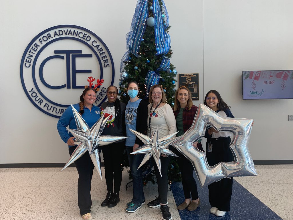 MrsPanetti's tweet photo. Prepping for the holidays at the Alief Holiday Market. @ElsikHSArt @aliefFineArts @ElsikHighSchool https://t.co/GkgMlJZs0w