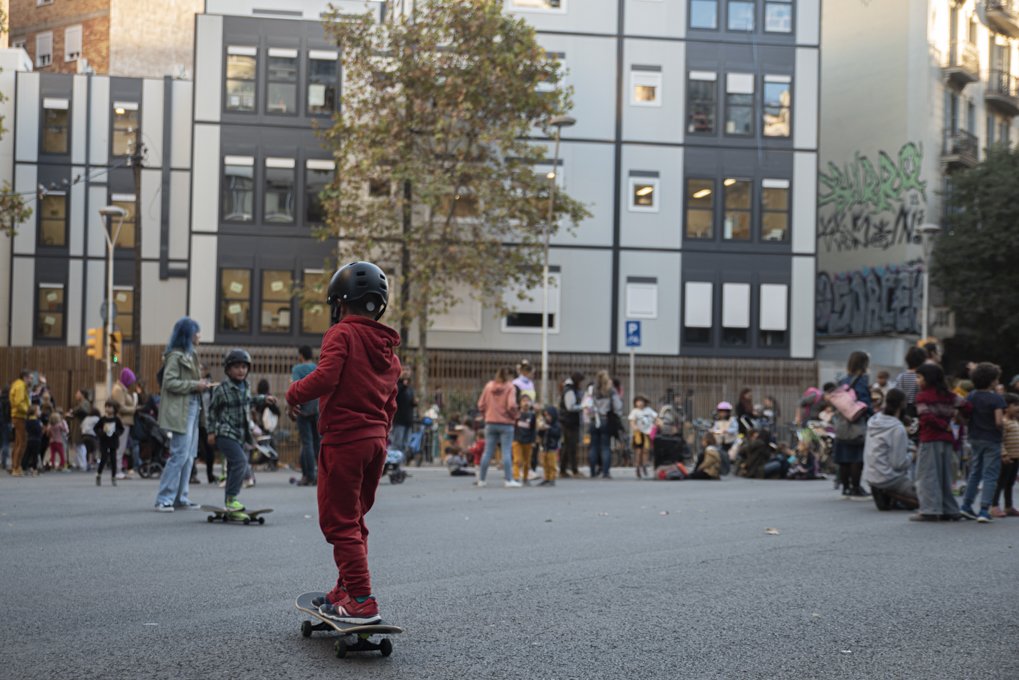 1a #RevoltaEscolar curs 2022-23: demanem entorns escolars més segurs i pacificats🌳💚 Tall centrat en la SEGURETAT: necessitem ➖ cotxes i ➖ velocitat a l'autopista rosselló i c/ roger de flor

Els 👶 van poder gaudir de l'espai públic,aprenent 🛹 amb Snt4Ever
📸 <a href="/Chichiflesky/">Joanna.</a>