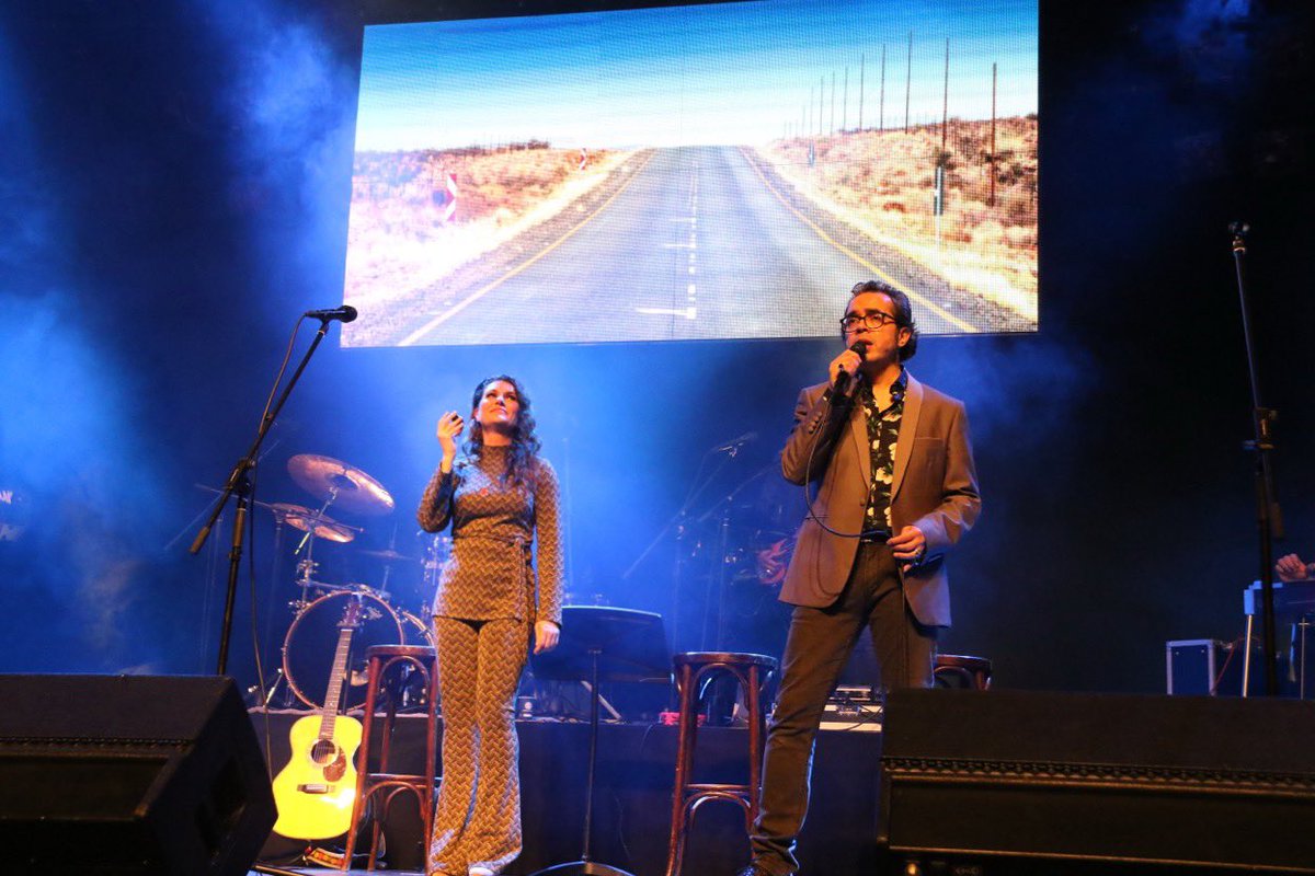 Nog maar 4 shows te gaan! 
10 nov <a href="/depurmaryn/">Theater de Purmaryn</a> #purmerend 
12 nov <a href="/SGZKampen/">Stadsgehoorzaal</a> #kampen 
3 dec <a href="/hetkielzog/">het Kielzog</a> #hoogezand 
9 dec <a href="/DeTamboer/">Theater De Tamboer</a> #hoogeveen 
#lindaronstadtandfriends #lindaronstadt #theater #honouring #laatstekans #westcoastmusic #avondjeuit #cultuur #70s #touring #concert