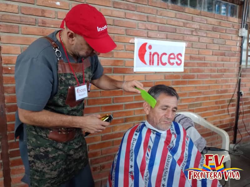 Comunidad de la Azucena recibe atención médica gratuita

Hoy la comunidad de la Azucena, en el municipio Junín, recibe atención médica, actividad organizada por del diputado de la frontera <a href="/leotriana938/">Diputado Legislador de la Frontera Leonard Triana</a> y organismos como El Hospital Padre Justo, CDI, 0800SALUD e IPASME.