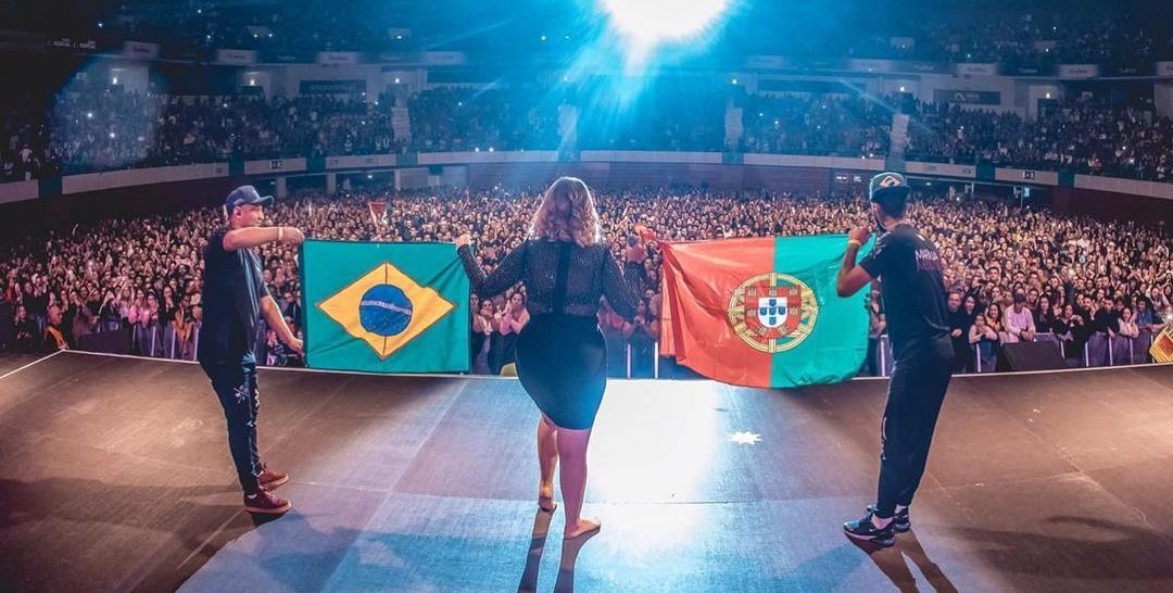 SuAlves_88's tweet photo. Carta aberta à Marilinha 🤍

A cabeça não sabe o que pensar. Os dedos não sabem o que escrever. O aperto no peito e o nó na garganta não me deixam respirar. O coração dói! A saudade do que não tive a oportunidade de viver, é imensurável. + https://t.co/uNIz2hVZPw