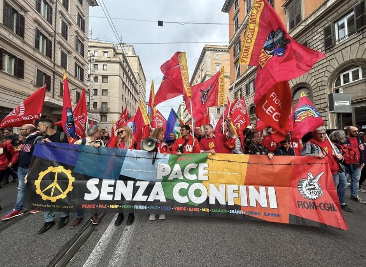 UniteInt's tweet image. Solidarity with @fiomnet &amp;amp; Italian workers &amp;amp; trade unionists today for the 🏳️‍🌈⚙️ PACE SENZA CONFINI 🏳️‍🌈
#EuropeForPeace #peacewithoutborders march in #Rome  ✊🏽✊🏽✊🏽