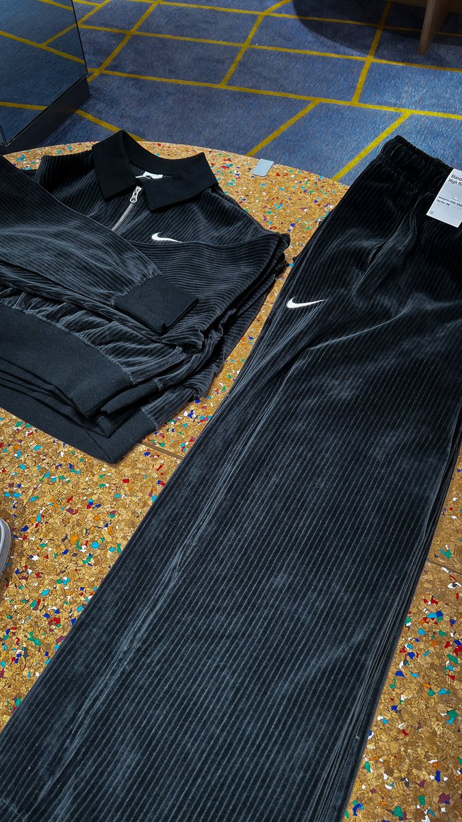 kiffeur's tweet photo. Au Nike de Séoul tema le miel que j’ai vu c’est trop grave ⚫️🍯 https://t.co/3wanGm5jrr