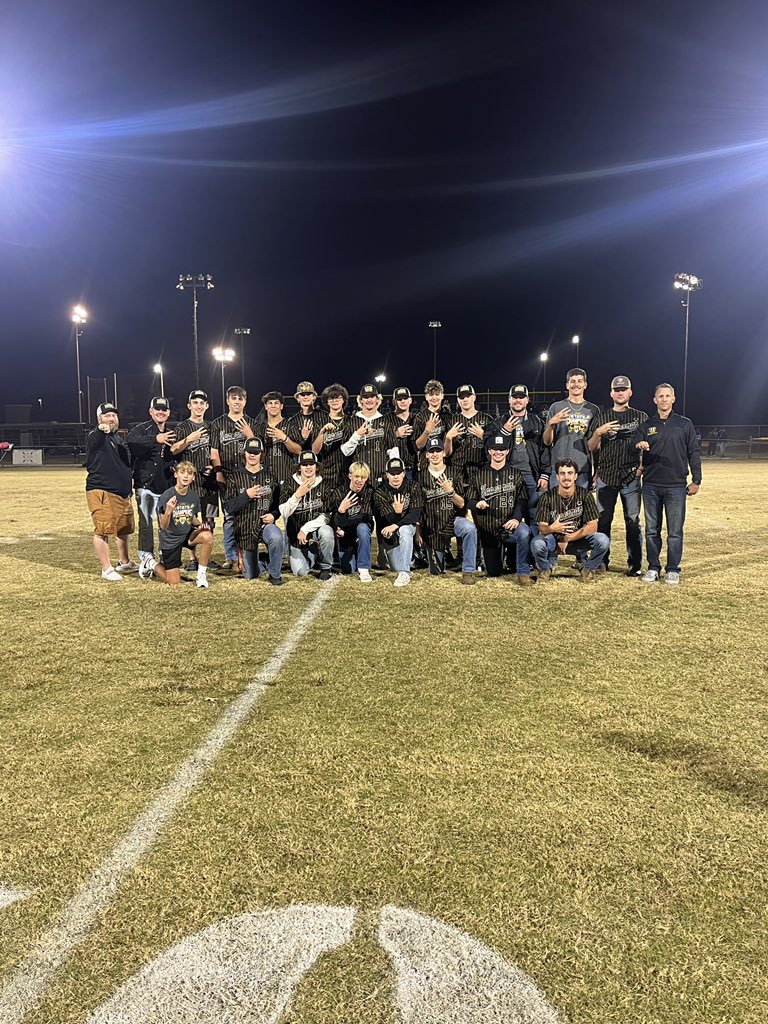 Baseball_UHS's tweet image. Last night we signed some ⚾️ and got our 2022 3A State Championship rings. Thank you to all our supporters.
@ShanksWes 
@_davidking_ 
@Dronebarger24 
@UppermanBees