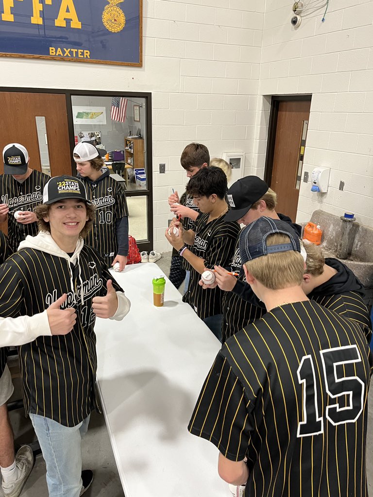 Baseball_UHS's tweet image. Last night we signed some ⚾️ and got our 2022 3A State Championship rings. Thank you to all our supporters.
@ShanksWes 
@_davidking_ 
@Dronebarger24 
@UppermanBees