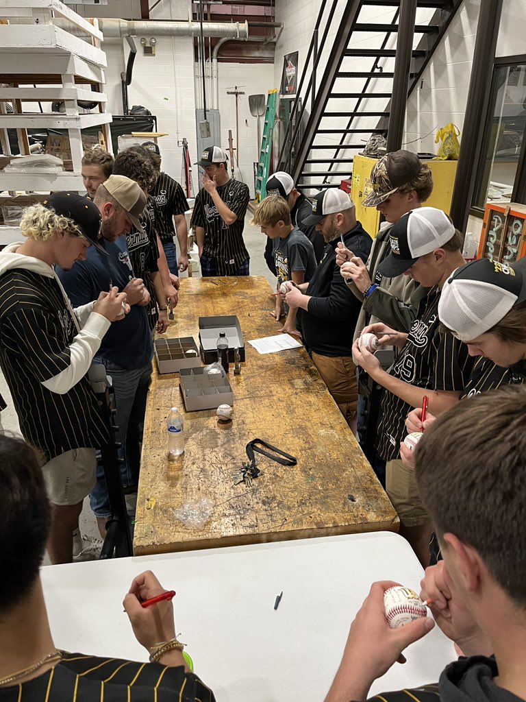 Baseball_UHS's tweet image. Last night we signed some ⚾️ and got our 2022 3A State Championship rings. Thank you to all our supporters.
@ShanksWes 
@_davidking_ 
@Dronebarger24 
@UppermanBees