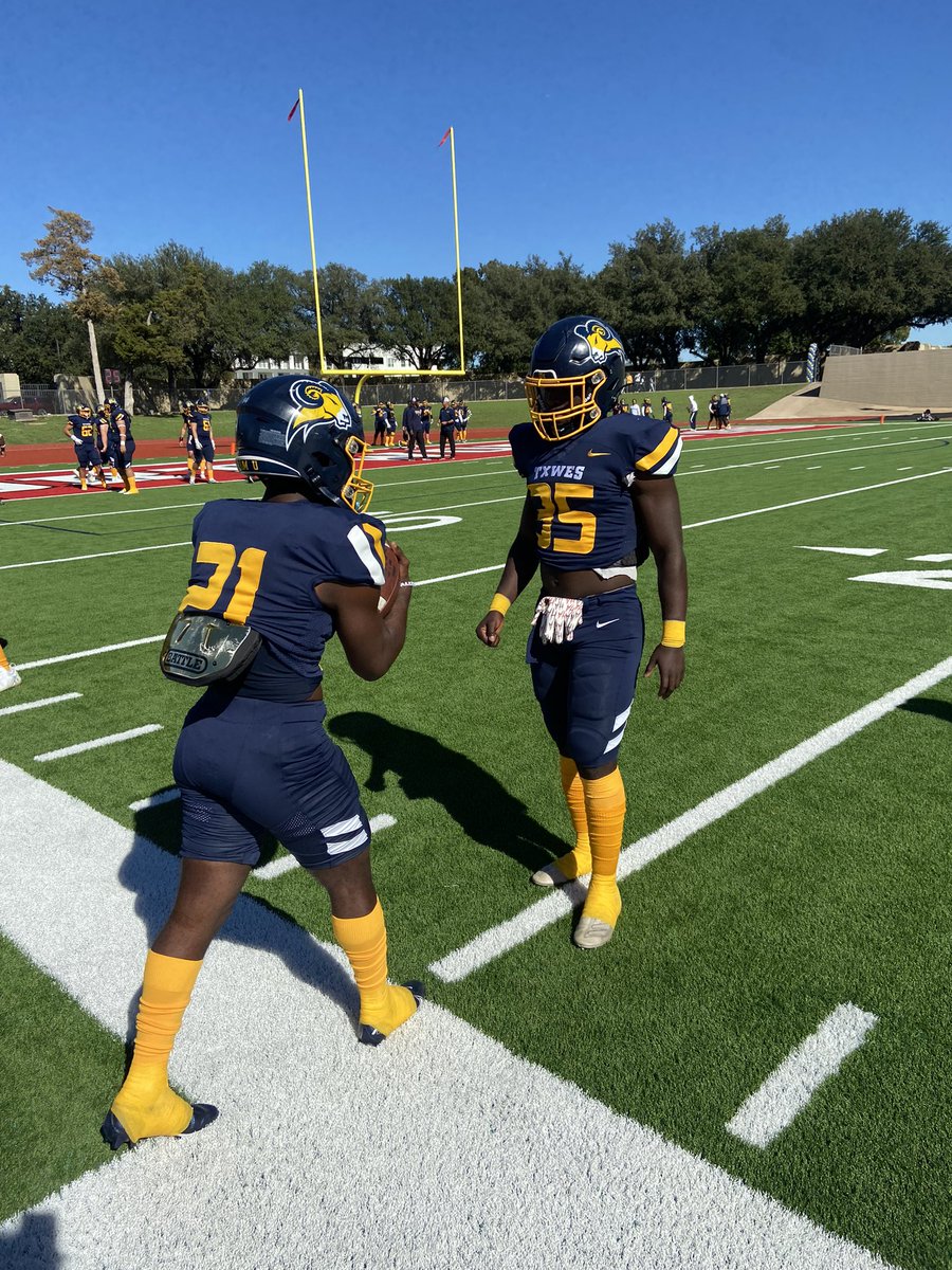 Some pre-game pics, Rams ready to ball out today.