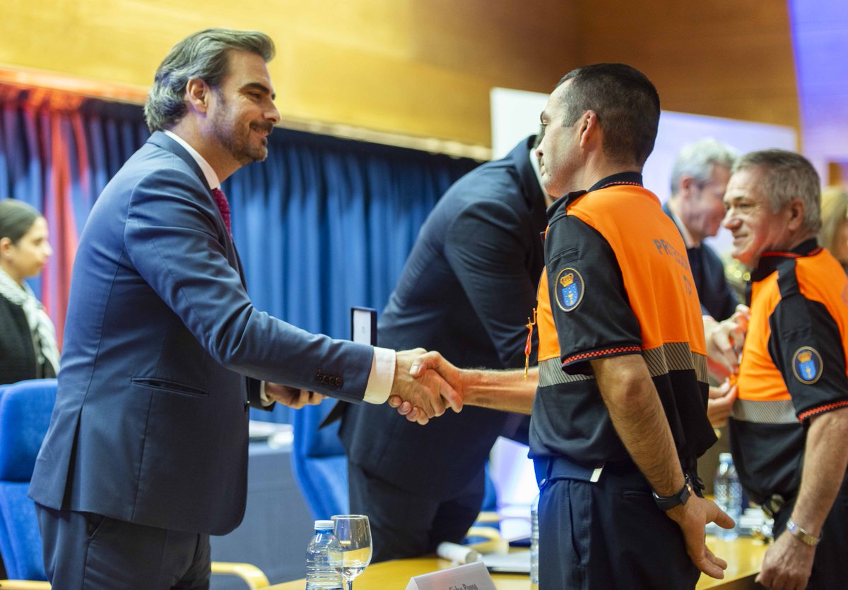 agaspxunta's tweet photo. 🗣 Participou o presidente da @Xunta, @AlfonsoRuedaGal, o director xeral da #AGASP, Santiago Villanueva, o vicepresidente segundo e conselleiro de Presidencia, Xustiza e Deportes, @DiegoCalvoPouso, o presidente da Fegamp, Alberto Varela, e o alcalde do @c_aestrada, Juan C. López https://t.co/A42IFlC2tH