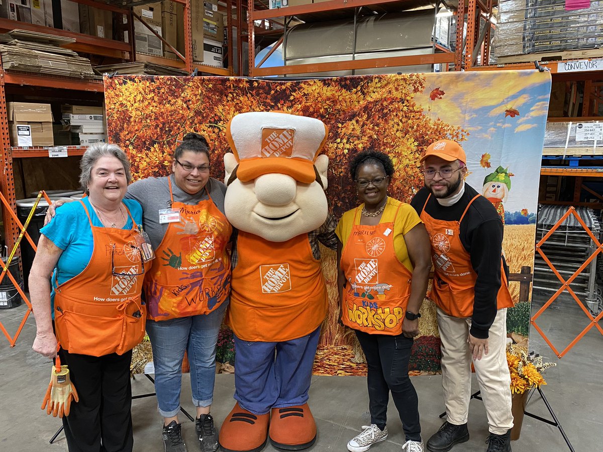 Brian_E_Bridges's tweet photo. When I tell you this is how we #kidsworkshop in Euless. Our team is awesome! Shoutout to my hubby @iamlesj for being #Homer @RushClay @vantasticD151 @Ana_A_Duran @lorenacc1980 @DonGraham33 @giwoyna_anthony https://t.co/pTwlh2zrsO