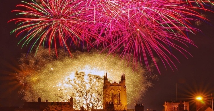 Wishing all a fantastic Bonfire Night 🌟 🌟 We'd love to know where you headed out to watch the fireworks, or if you had your own at home. 

#AbbeyGardens in #BuryStEdmunds was absolutely spectacular again this year. 

#BonfireNight #GuyFawkesNight #Fireworks #BuryWestSuffolkMag