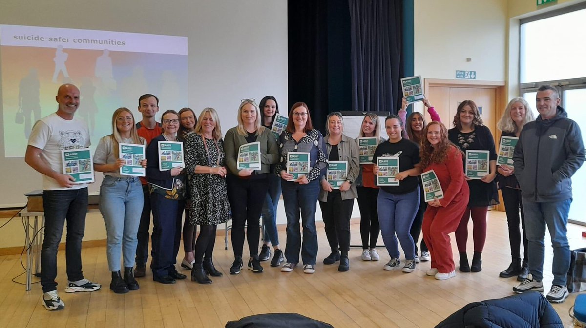 TrainingLom's tweet image. Bit behind with posting these pics of more amazing individuals Willing, able and ready to help keep their communities safer from Suicide. SOC Hamilton and South Lanarkshire Council, thank you. We are so privileged to meet so many incredible people so committed to helping ❤️❤️❤️❤️