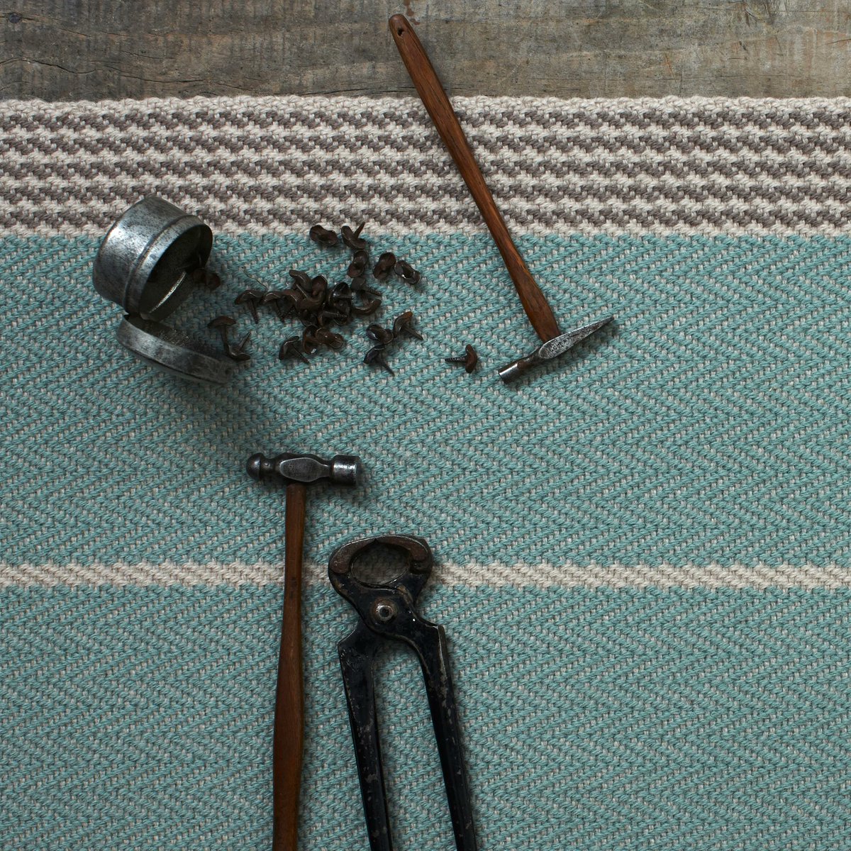 Swanson Celadon - a timeless design, made using 100% British blend wool. Our flatweave is inherently supple in nature, meaning it can be guided around winding staircases by a skilled installer without compromising the flow of our signature stripes.
#RogerOates #TheArtofFlatweave
