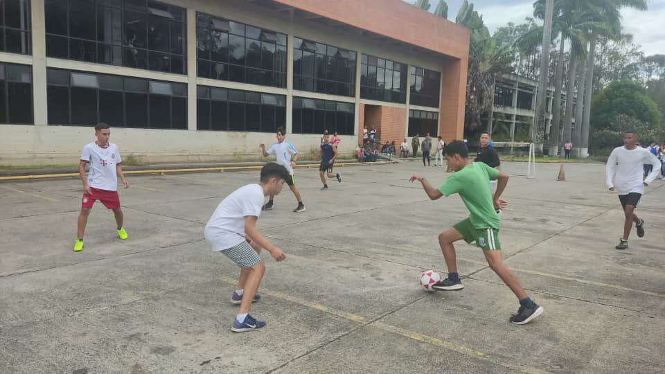 Nucleo_Miranda's tweet photo. UNEFA #NúcleoMiranda Los Teques realizó actividad de orden cerrado y captación de talento deportivo entre los unefistas regulares y del CINU. @angiolillofp @UNEFA_VRRC @Unefa_VEN @marchahil https://t.co/65hq0qimHt