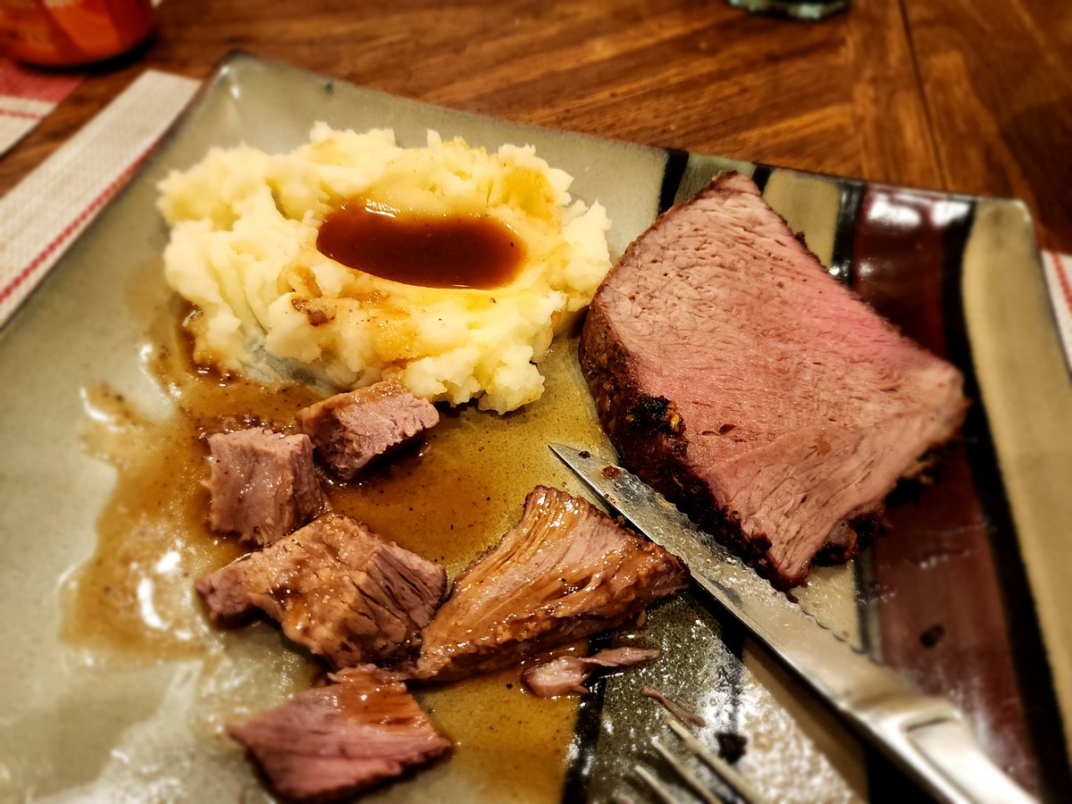 BeccaRocks7399's tweet photo. If your roast doesn't come out of the oven looking like this, you're doing it wrong. #YesICanCook https://t.co/A7nXg2oXLc