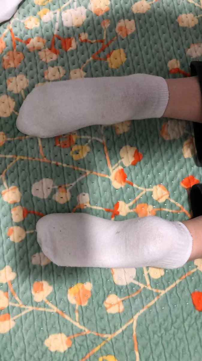 【莹莹系列】脸也漂亮🥹脚也漂亮，身材也顶。只是为什么她的小白袜这么脏啊…套路她几次的白袜都是如此，舞蹈生对袜子有一种s心理是吗？ https://t.co/aW7qLTQd5h