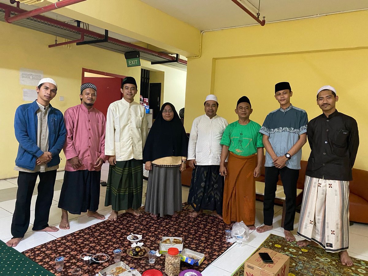 ikbaalofficial's tweet photo. Malam itu, Ikatan Keluarga Besar Alumni Al-Inaayah juga menyerahkan amanah dari kawan-kawan, bantuan yang telah dihimpun, sehingga dapat bermanfaat untuk keluarga almarhum.

insha Allah kebaikan yang telah kawan-kawa berikan akan menjadi pahala pemberat di yaumil hisab, aamiin. https://t.co/A49rcZqe4Y