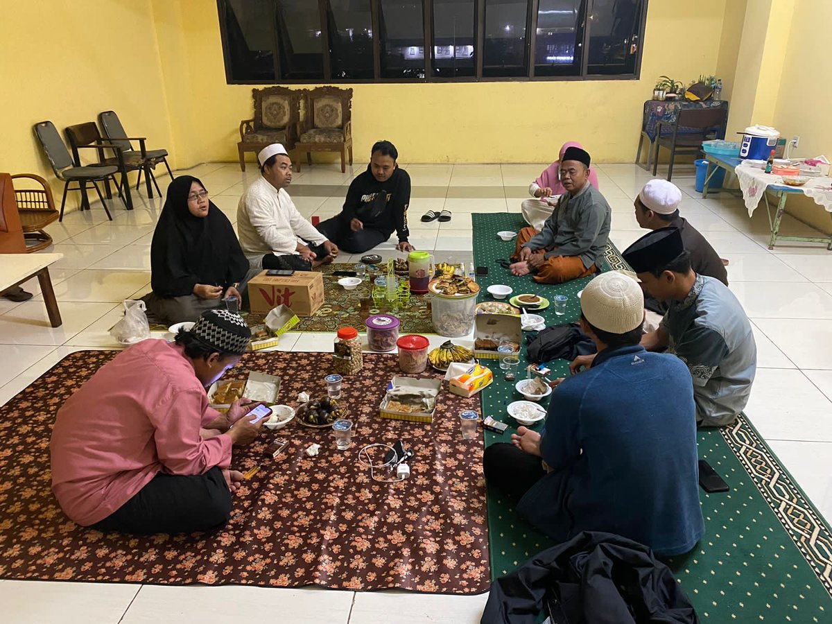 ikbaalofficial's tweet photo. Malam itu, Ikatan Keluarga Besar Alumni Al-Inaayah juga menyerahkan amanah dari kawan-kawan, bantuan yang telah dihimpun, sehingga dapat bermanfaat untuk keluarga almarhum.

insha Allah kebaikan yang telah kawan-kawa berikan akan menjadi pahala pemberat di yaumil hisab, aamiin. https://t.co/A49rcZqe4Y