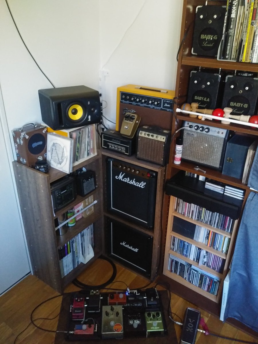 OKBMN's tweet photo. ギター用スモールアンプの世界、この本の影響が大きい。どれもそれぞれにいい音！
#thesmallampbook
#smallamp
#marshall
#madshell
#pignose
#piggy
#samick
#unknown(made in korea)
#princeton
#aiden https://t.co/nSgZc29lr5