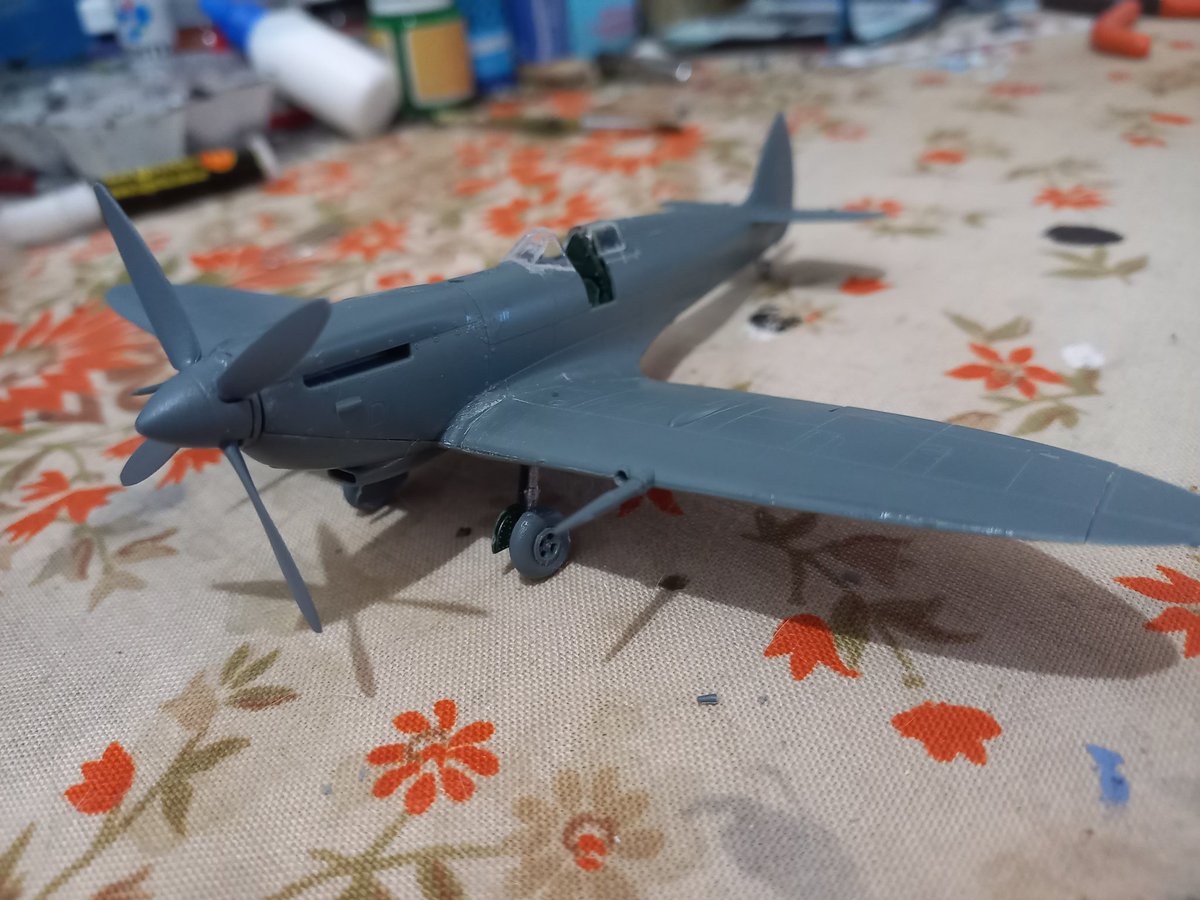 amato_tania's tweet photo. Finished the second spitfire MK 9. This is based on its camouflage more on naval Seafires. #Spitfire #Scale172 https://t.co/Ui53oJ57bM