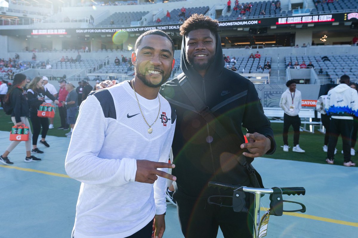 AztecFB's tweet image. Two 🐐’s, one picture 

@pennyhendrixx | @Pumphrey6K 

#AztecsForLife