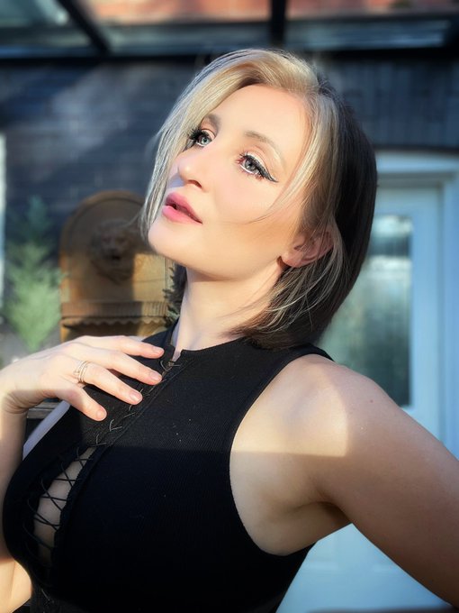 New hair ✨ https://t.co/pymuHLmK1K<a href="/tag/cosplay"class="tags"><span>#cosplay</span></a><a href="/tag/laracroft"class="tags"><span>#laracroft</span></a>