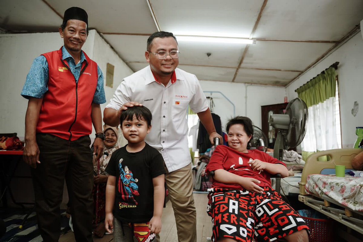 Amirudin_Comms's tweet photo. Tugas pemimpin bukan hanya buat polisi terbaik untuk rakyat, tetapi juga mengenali isu harian mereka. 

@AmirudinShari bekerja dengan mendengar isu penduduk daripada isu rumah naik air, anak isteri sakit, kemudahan OKU sampailah kepada bantuan kewangan. https://t.co/FSj5zHwgdZ
