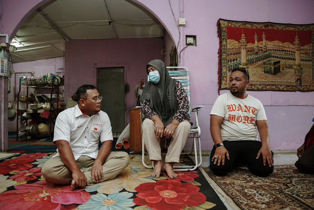 Amirudin_Comms's tweet photo. Tugas pemimpin bukan hanya buat polisi terbaik untuk rakyat, tetapi juga mengenali isu harian mereka. 

@AmirudinShari bekerja dengan mendengar isu penduduk daripada isu rumah naik air, anak isteri sakit, kemudahan OKU sampailah kepada bantuan kewangan. https://t.co/FSj5zHwgdZ
