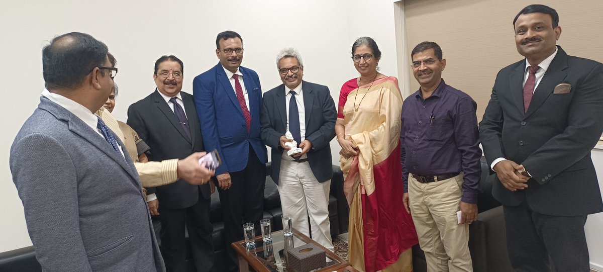 Visit by Honble Chairman Shri Subramaniam sir at S ndt womens university along with committee members to inspect the venue of Megal legal aid camp. Meeting with Honble Vice chancellor Prof.Ujwala Chakradeo.