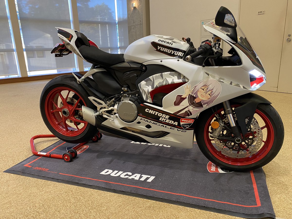 uh1208's tweet image. 【ご報告】
バイク買ったので、痛単車にしました。

車両:Ducati Panigale V2 White Rosso
仕様:ゆるゆり 池田千歳・杉浦綾乃
イラスト描き下ろし:はる様
デザイン・施工:COMPLETE様

#yuruyuri
#ゆるゆり活動日記
#痛車
#痛単車
#Ducati
#PanigaleV2
#WhiteRosso
※次ツイートに続きます。