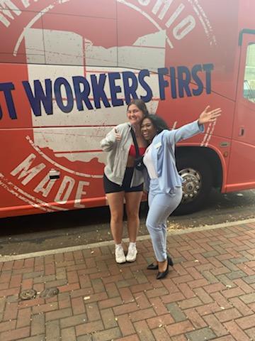 3rd stop today, Lancaster. I meet Emily who runs & hugs me like an old friend. She's only 19 & actually knew who I was walking to the pub! She voted bcz she's upset about the divisiveness, lying, and women's rights being reduced. I'm soo hopeful for this next generation 💙❤