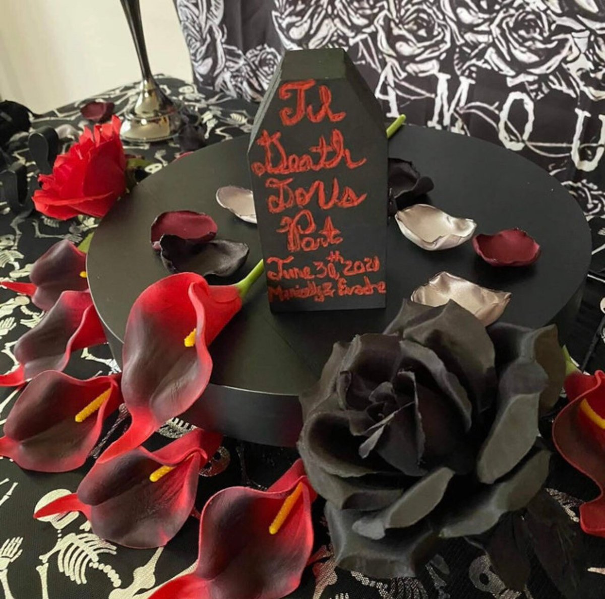 #ClassicWedding #WinterWedding Wedding Aisle Decor, Black copper sand flower petals, Dessert Table Decor, Glam Bridal Shower, Fall Wedding Decor
$8.25
Get here etsy.me/3TjSzDH