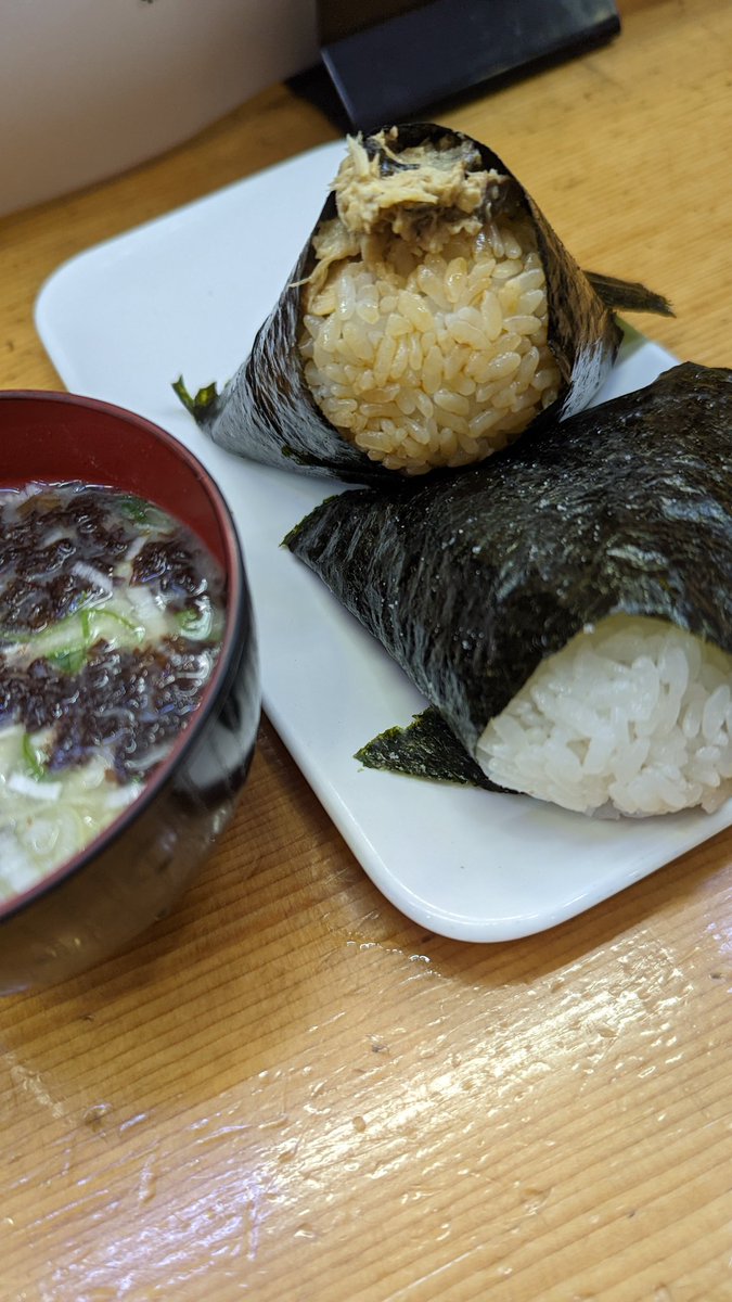 nyoroder's tweet photo. すすきの市場のにぎりめしで朝ごはん
鯖とたらこバター、岩海苔の味噌汁 https://t.co/vELMQwemj5