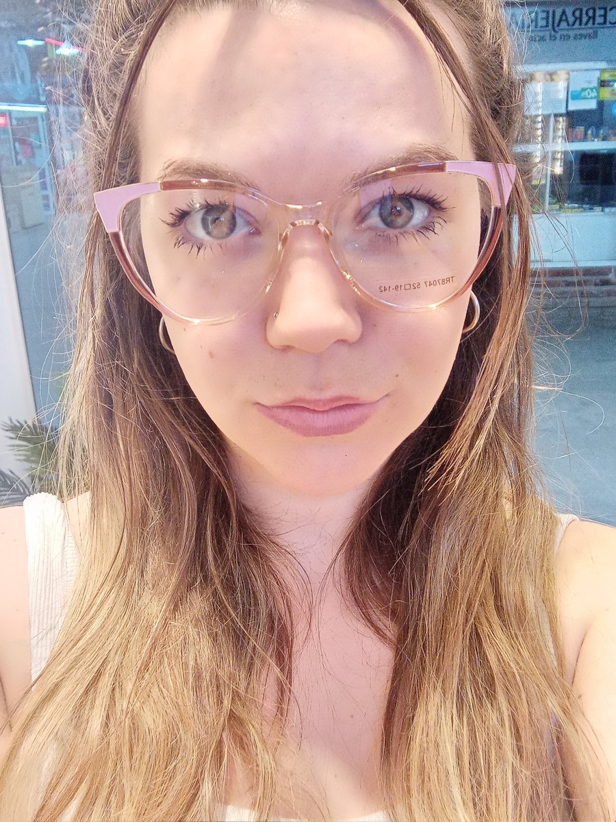 RedHear28563522's tweet photo. Hoy me compré unos lentes,  como me quedan? Me parecen super sexies, y a ustedes? 😘😏 https://t.co/jzLkYjA5xi