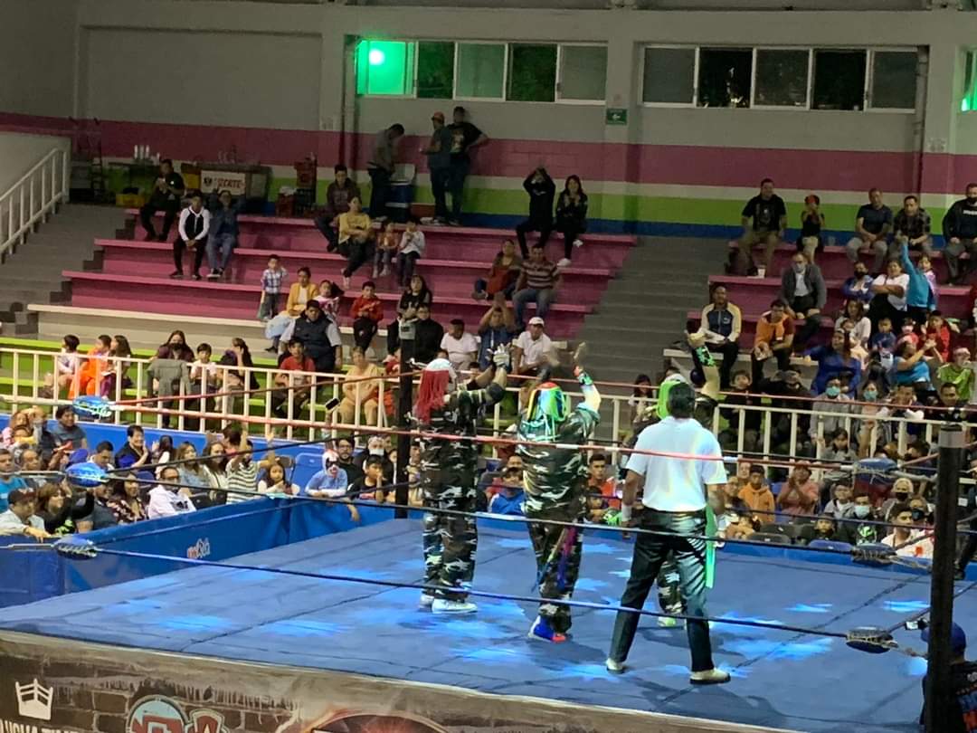 LaTijeraLucha's tweet photo. Luego de que la humanidad de #Cocolores sirviera para golpear al referí #ElSonrisas, los payasos #CocoRojo, #CocoVerde y #Cocolores se llevan la batalla especial del #FestivalDeLasMascaras2022 derrotando a #LaPandemia en el #DeportivoPavón...
#latijeraluchalibre https://t.co/zAedjoOXJy