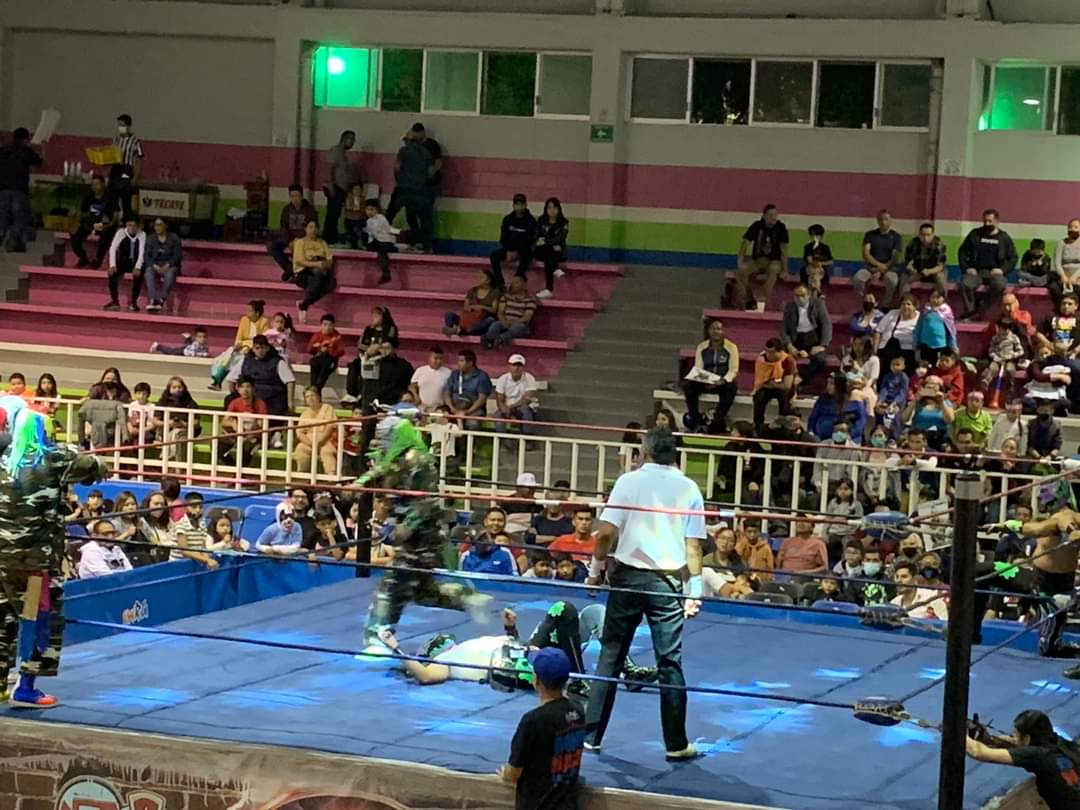 LaTijeraLucha's tweet photo. Luego de que la humanidad de #Cocolores sirviera para golpear al referí #ElSonrisas, los payasos #CocoRojo, #CocoVerde y #Cocolores se llevan la batalla especial del #FestivalDeLasMascaras2022 derrotando a #LaPandemia en el #DeportivoPavón...
#latijeraluchalibre https://t.co/zAedjoOXJy