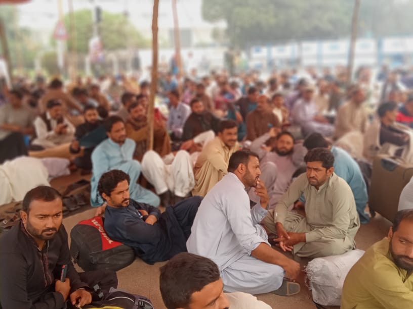 aminm0760's tweet photo. @ChParvezElahi@MMAslamIqbal ادھر بھی دیھک اپ کے ظلم کا شکار TEVTA Employees سڑکوں پر أپنا حق مانگ رھے ھیں ۔اگر سر تھوڑی سی غیرت ھے تو جا ان کے مطلبات مان۔ https://t.co/ubL0ogUfqT