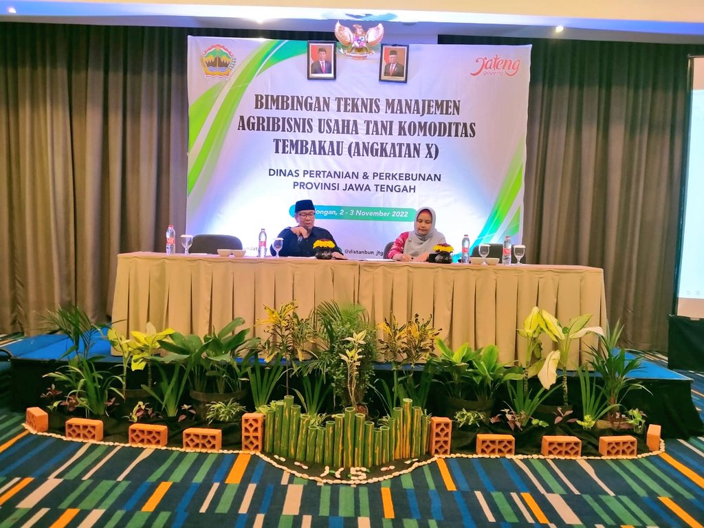 distannakjateng's tweet photo. Bimtek Manajamen Agribisnis Usahatani Komoditas Tembakau (Semarang,2-3/11/2022) narasumber Komisi B @dprdjatengprov, Ka.Dispertan Kab.Pekalongan,BNI Wil.Semarang, PT. Djarum dan CV. Wali Limbung Cigar. Diikuti petani tembakau Kab.Pekalongan &amp; Pemalang.
#JatengGayeng 
~Thread~ https://t.co/rj5hTtNFRG