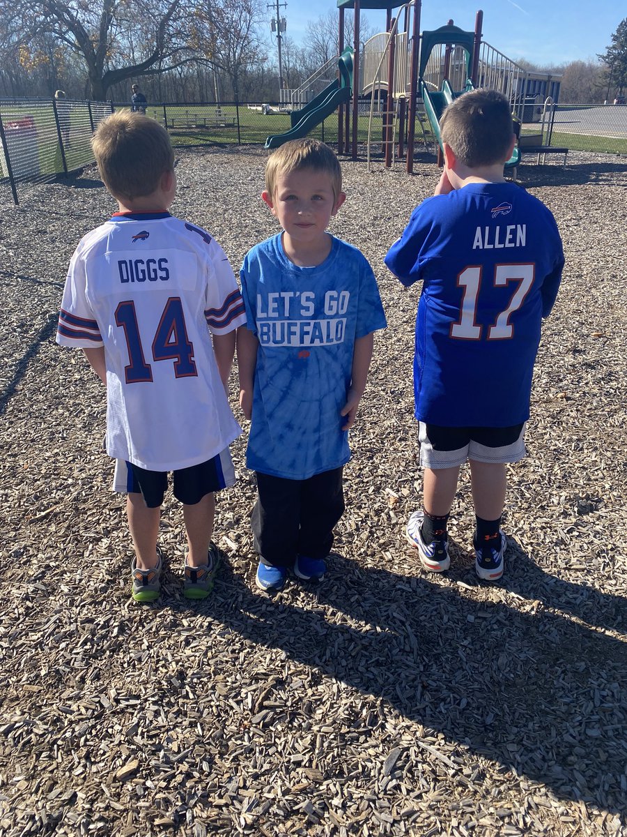 Emerson1stGrade's tweet photo. Look who was on the playground! #letsgobuffalo https://t.co/V7TKSRoTBS