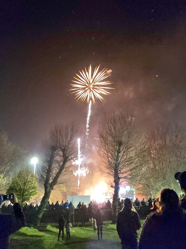 bexiebob's tweet image. A trip out to see the fireworks while we are on the narrow boat with Network! #ScoutingAdventure #narrowboat #BonfireNight2022