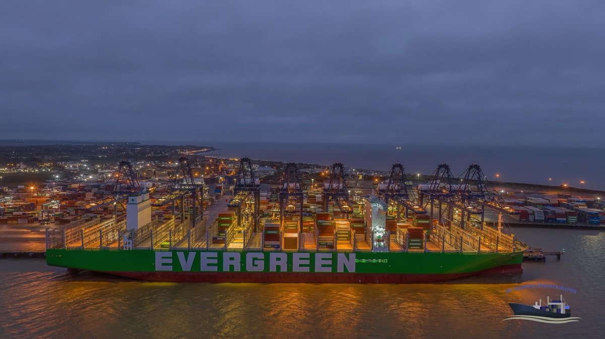 UK_Shipspotter's tweet photo. “Ever Aria” working at Felixstowe 5th November 2022 after her Maiden Voyage
Picture taken by and shared with the permission of Jeff Welch - JW Shipping Photography
#havenportsshipping #felixstowe #everaria #evergreen #shipspotting #ships #jeffwelch #jwshippingphotography https://t.co/xIrNczJMJg