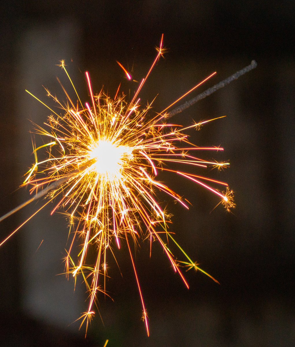 irvingphotog's tweet photo. Fireworks. Hope the animals are okay. #Amazing #beautiful #beauty #Camera #Flower #happy #life #love #firework #photo #picture #photogallery #photographer #photography #picture #PictureOfTheDay #photooftheday #shapshot #throughthelens #fireworks #BonfireNight2022 #BonfireNight https://t.co/4Yy8SXwF0l