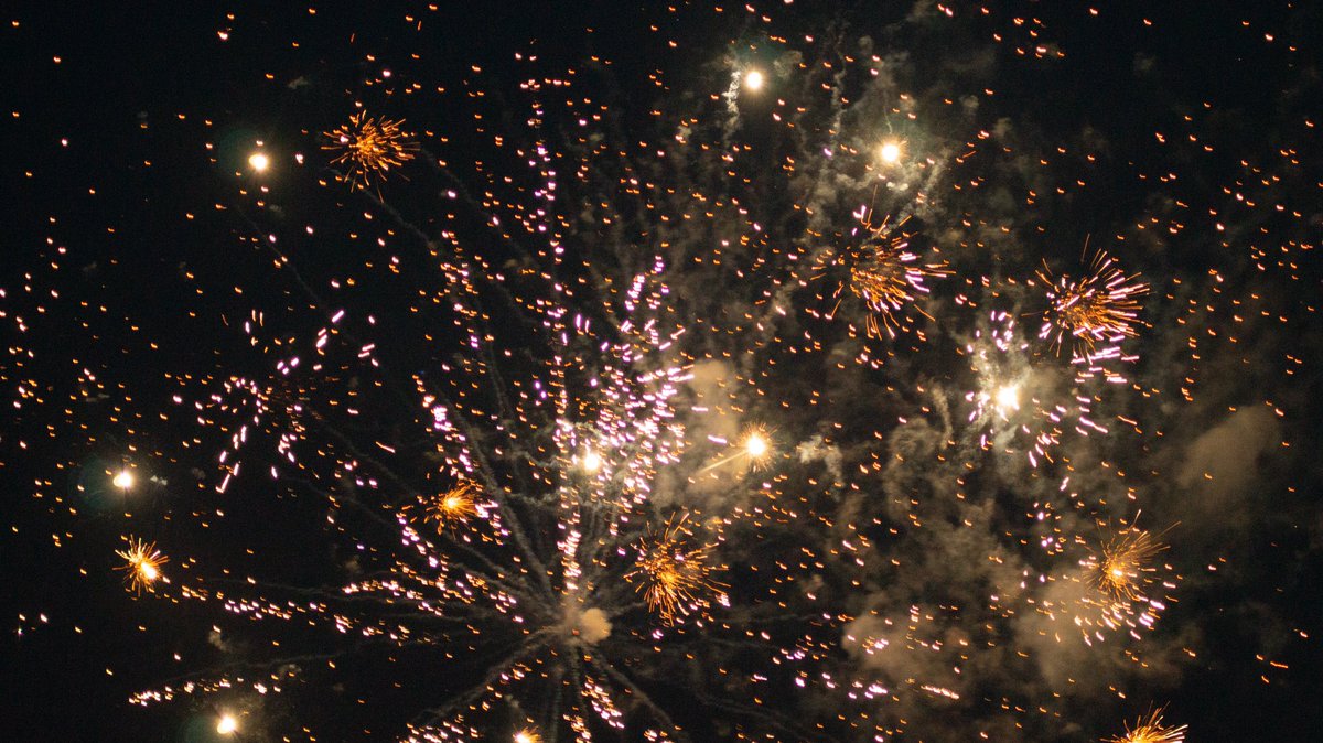 irvingphotog's tweet photo. Fireworks. Hope the animals are okay. #Amazing #beautiful #beauty #Camera #Flower #happy #life #love #firework #photo #picture #photogallery #photographer #photography #picture #PictureOfTheDay #photooftheday #shapshot #throughthelens #fireworks #BonfireNight2022 #BonfireNight https://t.co/4Yy8SXwF0l