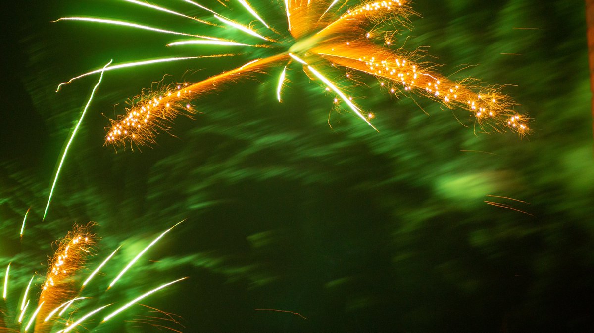irvingphotog's tweet photo. Fireworks. Hope the animals are okay. #Amazing #beautiful #beauty #Camera #Flower #happy #life #love #firework #photo #picture #photogallery #photographer #photography #picture #PictureOfTheDay #photooftheday #shapshot #throughthelens #fireworks #BonfireNight2022 #BonfireNight https://t.co/4Yy8SXwF0l