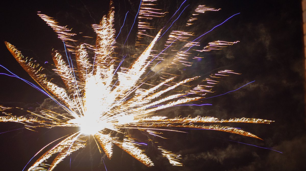 irvingphotog's tweet photo. Fireworks. Hope the animals are okay. #Amazing #beautiful #beauty #Camera #Flower #happy #life #love #firework #photo #picture #photogallery #photographer #photography #picture #PictureOfTheDay #photooftheday #shapshot #throughthelens #fireworks #BonfireNight2022 #BonfireNight https://t.co/4Yy8SXwF0l