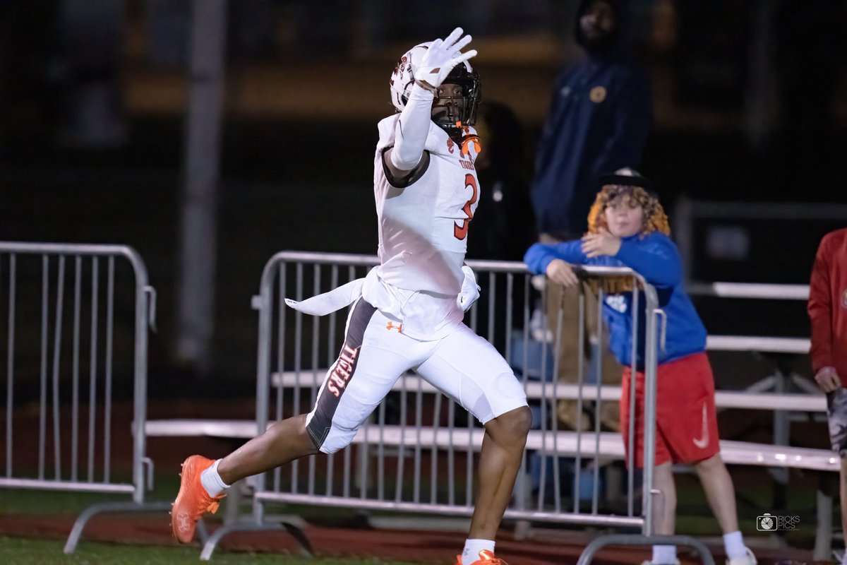 Daion Gaston (@gastondaion) on Twitter photo Thank you <a href="/TigerFootball_/">EdwardsvilleFootball</a> for everything, we had a decent season but it’s life everybody have to get it someday, Edwardsville will always be family for life ❤️ <a href="/CoachMartinFB/">Matt Martin</a> <a href="/WinslowJustin/">Coach Winslow</a> <a href="/_elitespeed/">Elite Speed⚡️</a> <a href="/Coach_SandyEHS/">Sean Sandifer</a> <a href="/ehs_orangerush/">Edwardsville’s Orange Rush</a> <a href="/Barstool_Eville/">Barstool Edwardsville</a> Thank you <a href="/TigerFootball_/">EdwardsvilleFootball</a> for everything, we had a decent season but it’s life everybody have to get it someday, Edwardsville will always be family for life ❤️ <a href="/CoachMartinFB/">Matt Martin</a> <a href="/WinslowJustin/">Coach Winslow</a> <a href="/_elitespeed/">Elite Speed⚡️</a> <a href="/Coach_SandyEHS/">Sean Sandifer</a> <a href="/ehs_orangerush/">Edwardsville’s Orange Rush</a> <a href="/Barstool_Eville/">Barstool Edwardsville</a>
