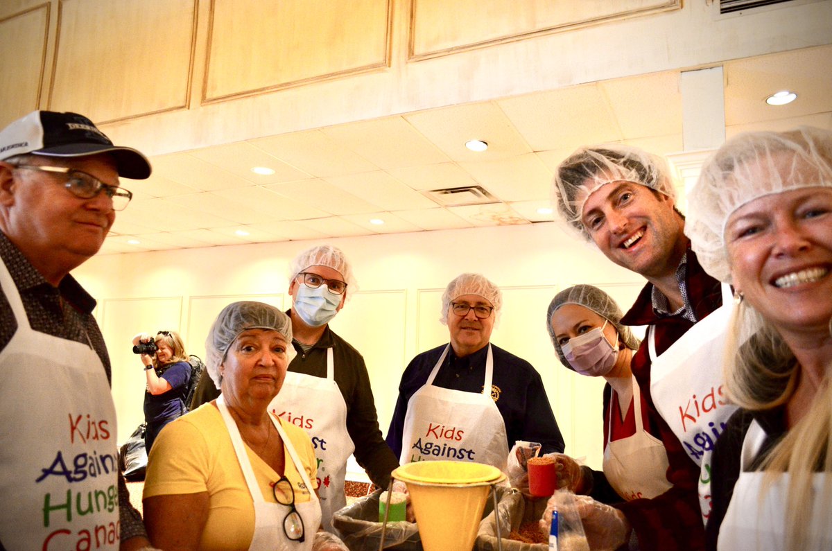 TurnbullWhitby's tweet photo. Four Rotary Clubs in Durham combined efforts today to feed hungry kids locally and internationally!! My wife, daughter and I were happy to lend a hand to help, and great to see so many volunteers there! ππ»ππ»ππ»@WhitbyRotarySun @WhitbyRotary #KidsAgainstHunger https://t.co/XK47B9AMsJ