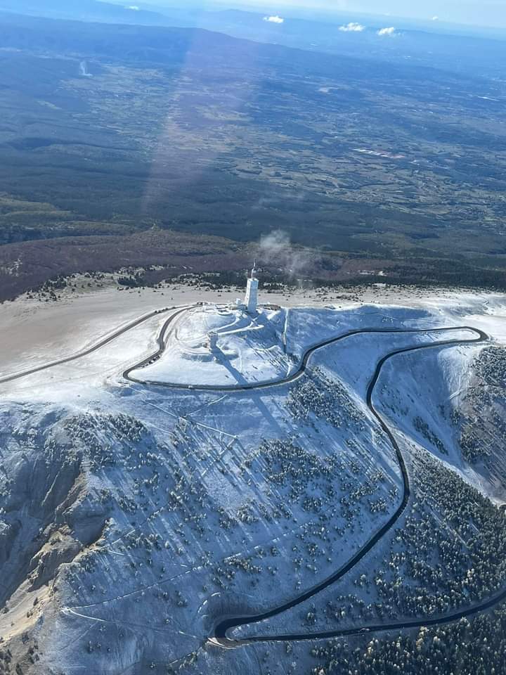 🏔 Le géant de #Provence coiffé d'un chapeau blanc #neige #Ventoux 🤩

📸 Jacky Arnoux