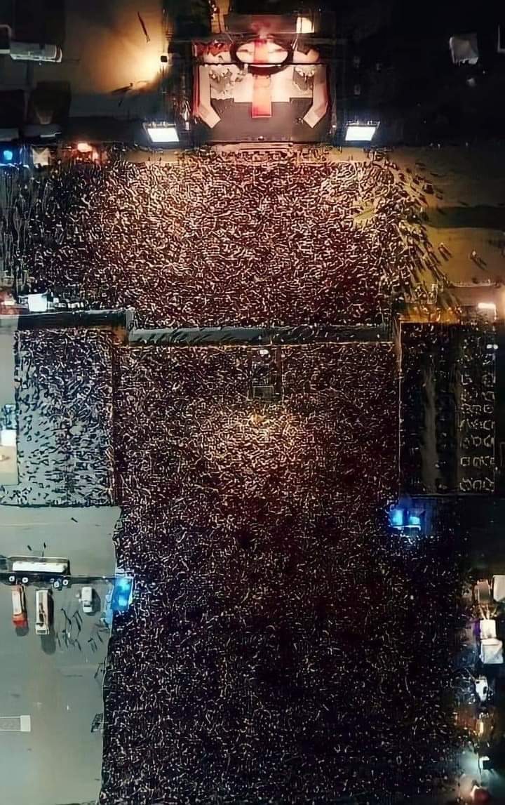 دي حفلة وجيز في الاسكندرية تقريبا ودا يودينا ل شي مهم وهو ان لو بحثت عن كلمة " أكثر الناس " في القرآن لوجدت بعدها .. !!!
( لا يعلمون - لا يشكرون - لا يؤمنون )
ولو بحثت عن كلمة " أكثرهم " لوجدت بعدها ... !!!
( فاسقون - يجهلون - معرضون - لا يعقلون - لا يسمعون )
فكن انت من القليل